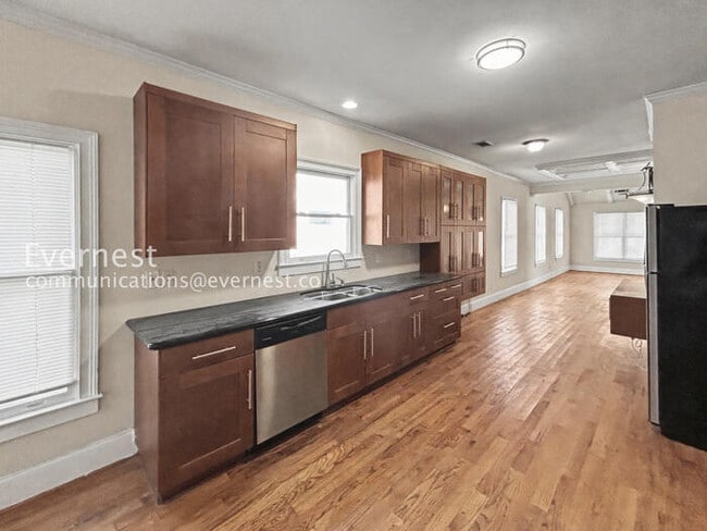 Building Photo - 3 Bed/2 Bath House/ Available Now!