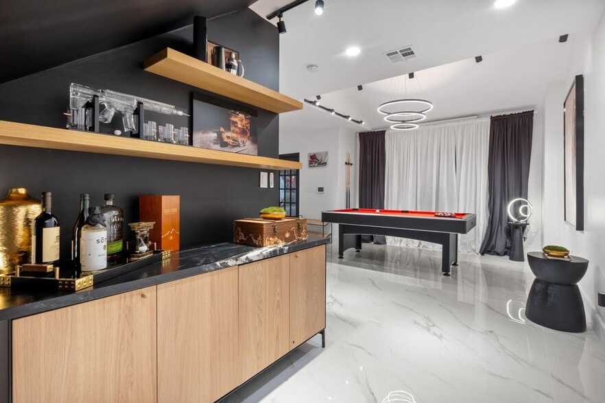 Building Photo - 516 Royal Plaza Dr