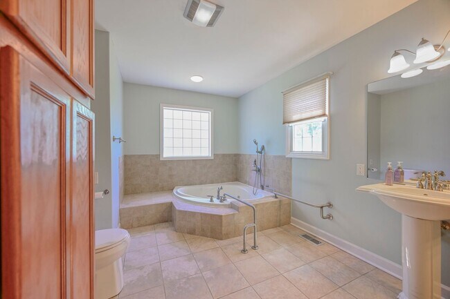 Building Photo - 237 Riverbend Rd