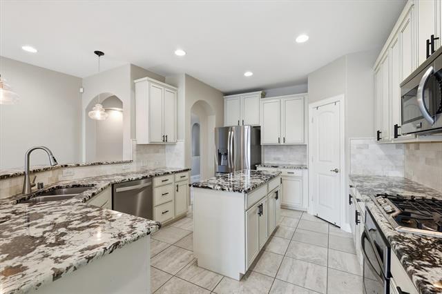 Building Photo - 15801 Weymouth Dr