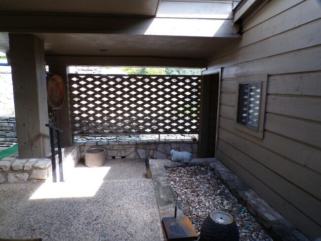 Building Photo - 302 Riverhill Blvd