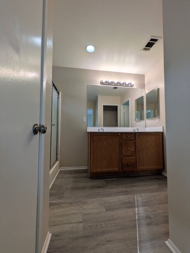 Building Photo - Beautiful 3 bedroom home