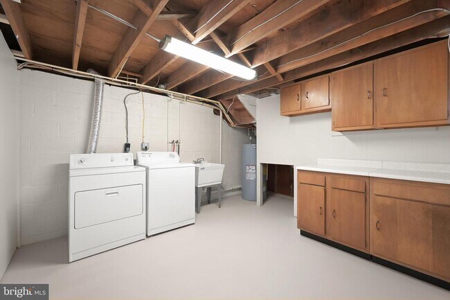 Building Photo - 6223 E Hemlock Dr