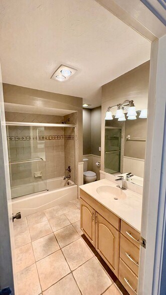 Building Photo - 5001 Vivienda Way