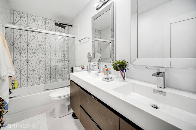 Building Photo - 6033 N Sheridan Rd