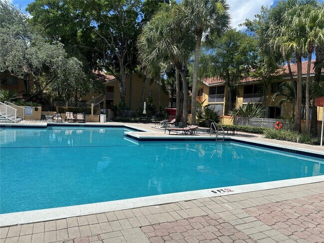 Building Photo - 906 Coral Club Dr