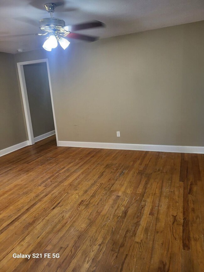 Building Photo - 3 Bedroom, 2 bath house