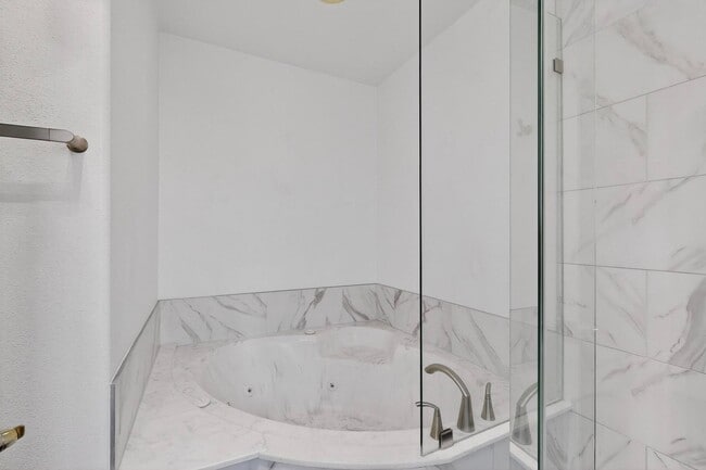 Building Photo - FOUR HILLS Executive Rental 4/5 BD 4/BA