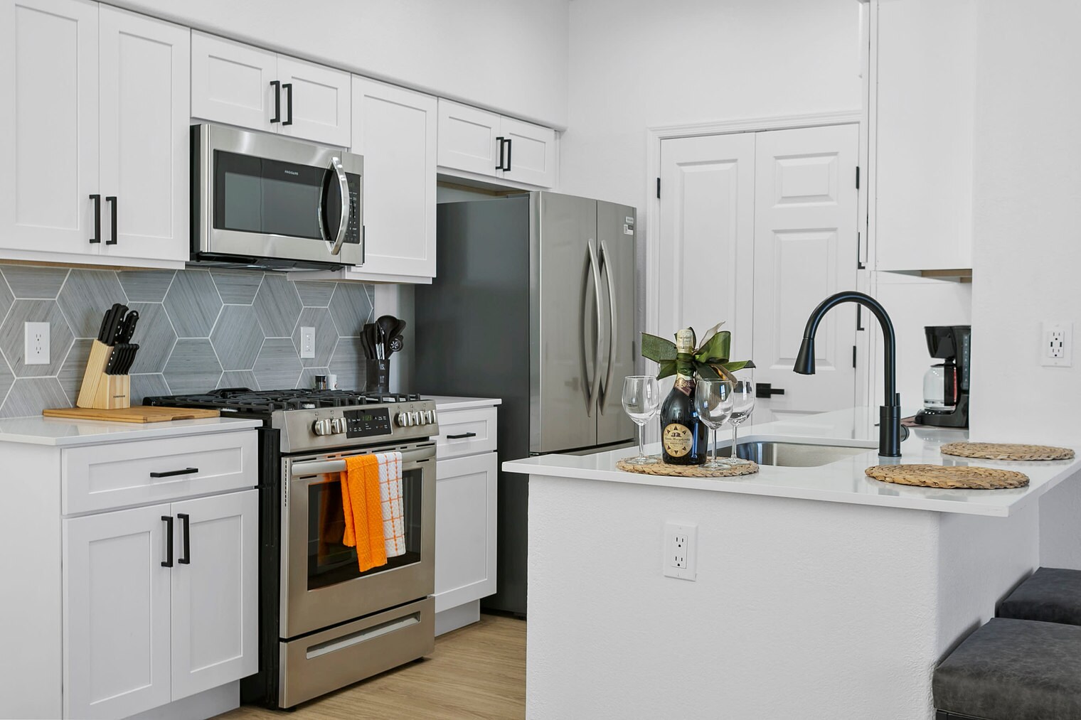 Building Photo - 9450 W Cabela Dr