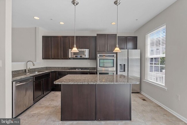 Building Photo - 1706 Fernwood Dr