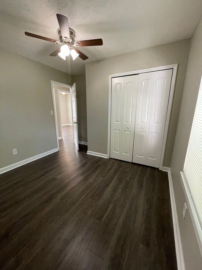 Building Photo - Newly Renovated Just For You!