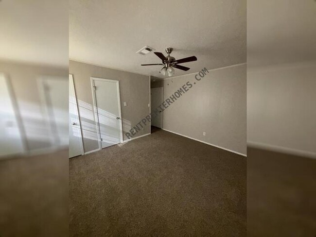 Building Photo - 28 Countrywood St