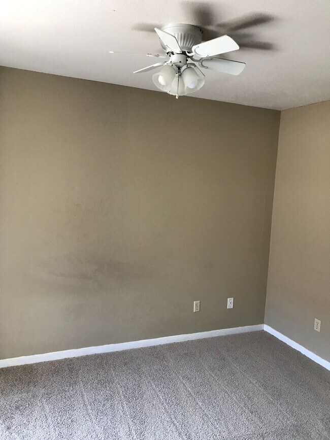 Building Photo - 700 Vassar Ct