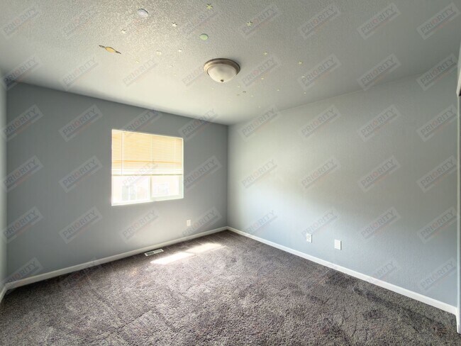 Building Photo - 3 bed, 2.5 bath townhouse with a 2 car garage