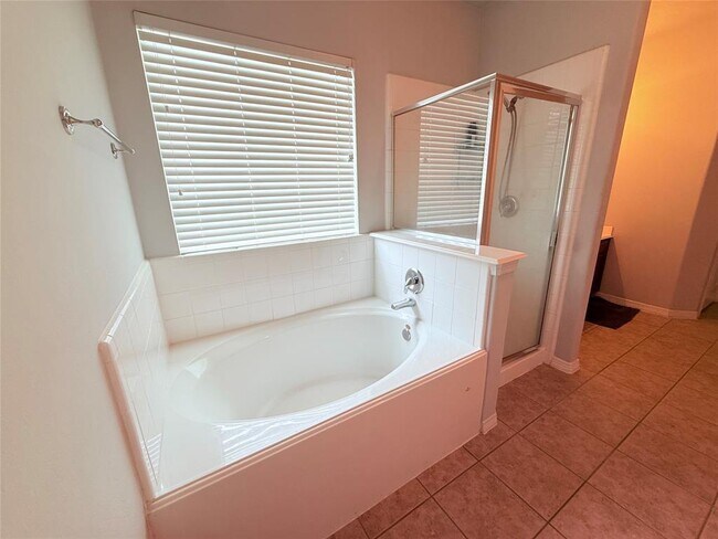 Building Photo - 2212 Highland Crossing Dr