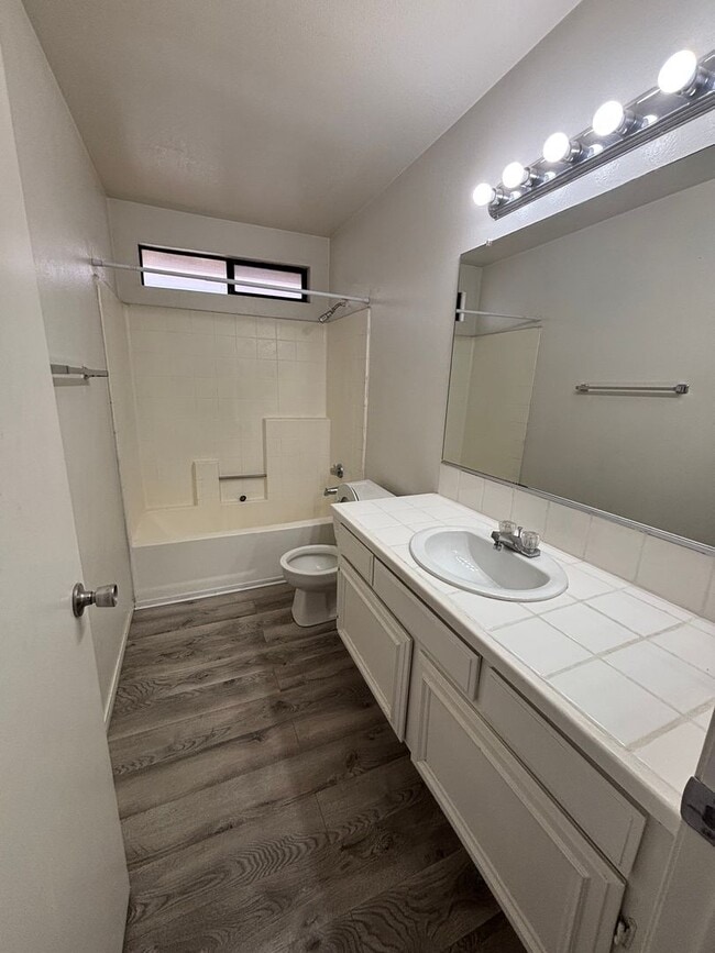 Building Photo - 3 BEDROOM 2 BATH  VICTORVILLE HOME