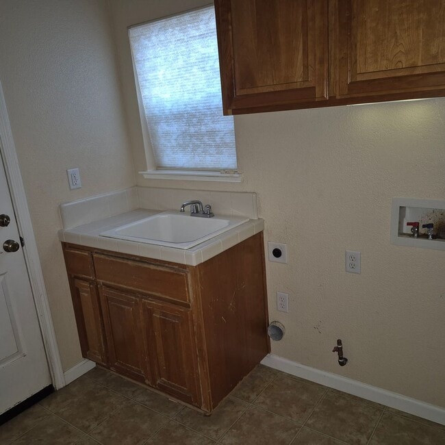 Building Photo - Spacious 3 Bedroom home with office in South Elk Grove.  Nice Home!