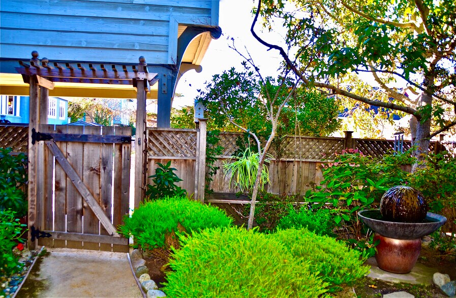 Building Photo - 137 4th St