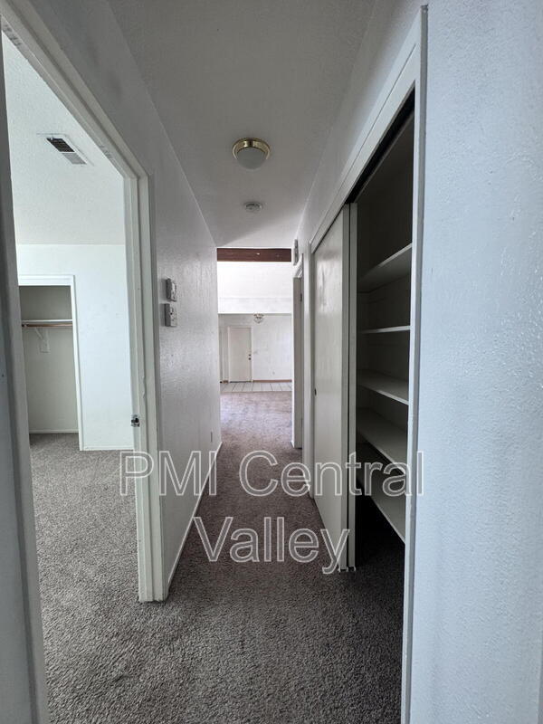 Building Photo - 1526 Silver Creek Cir