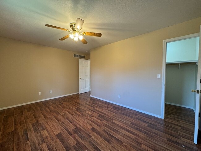 Building Photo - Freshly Painted Beautiful 3 Bedroom, 2 Bat...