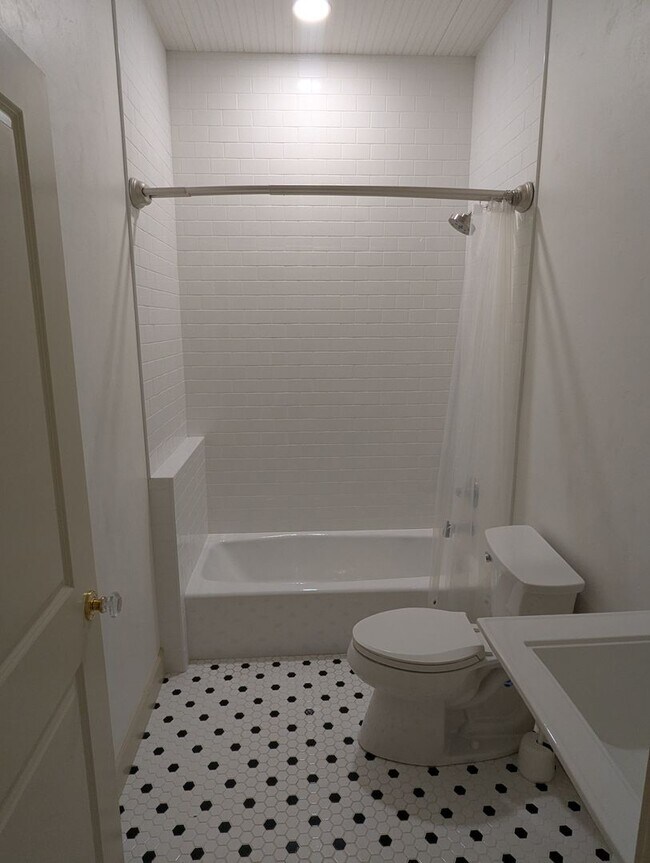 Building Photo - Stunning Fully Renovated 3-Bedroom, 2-Bathroom Cottage-Style Home
