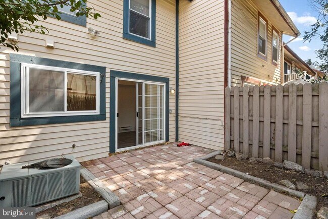 Building Photo - 14 Dover Ct