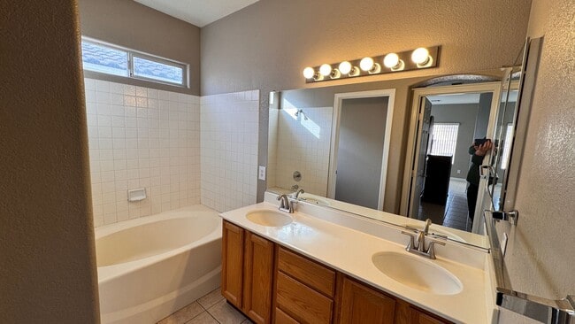 Building Photo - Charming Single-Story 3-Bedroom Home Near 215 & Henderson