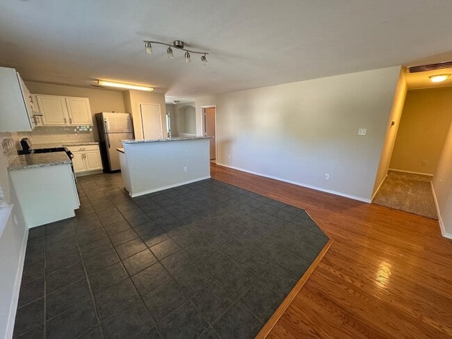 Building Photo - 9205 Lenox Dr