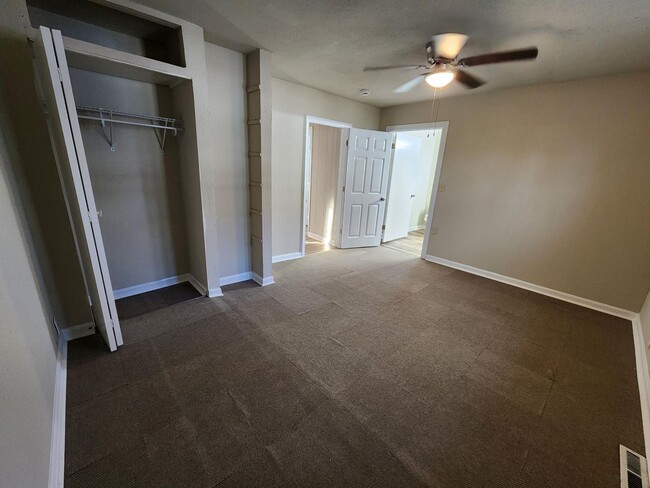 Building Photo - Newly updated 3 Bedroom 2 Bathroom Home-Located in Perry,IA