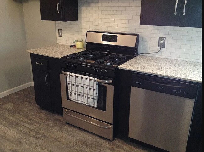 Building Photo - 4 Bed | 2 Bath in Midtown!