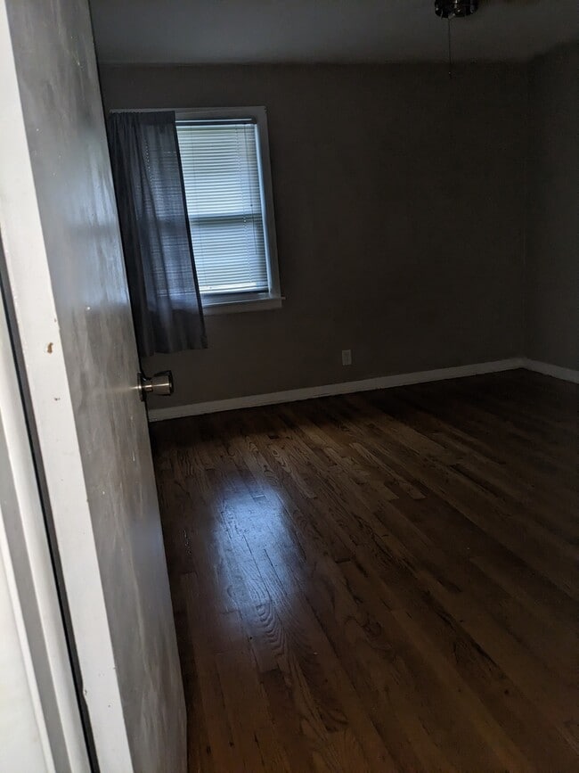 Building Photo - 1211 Stratford Ave