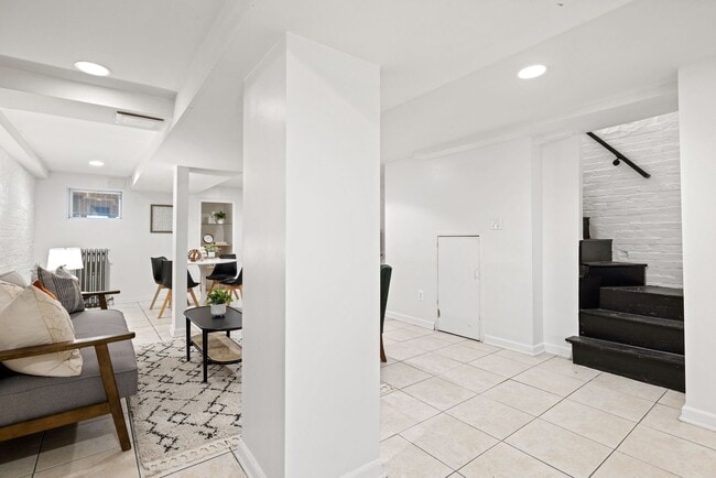 Building Photo - Gorgeous, Spacious 4BR with Updated Kitche...
