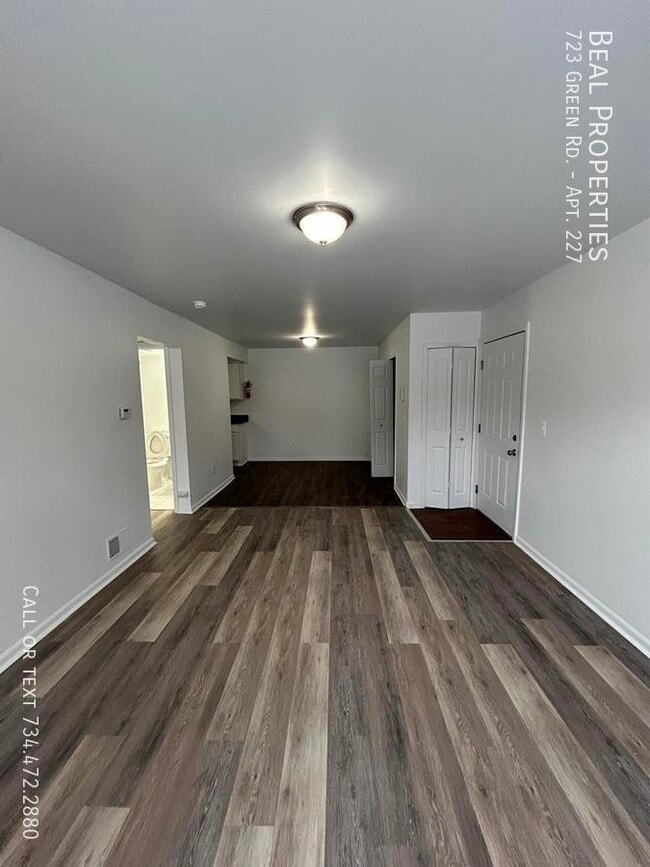 Building Photo - 723 Green Rd