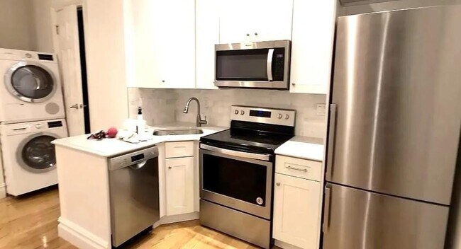 Primary Photo - 3 bedroom in New York NY 10128