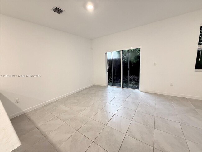 Building Photo - 2620 SE 11th Ct