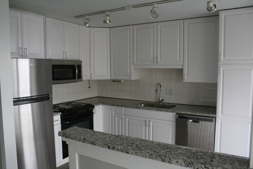 Kitchen - 790 N Washington St