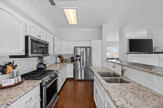 Building Photo - 10303 Roehampton Ave
