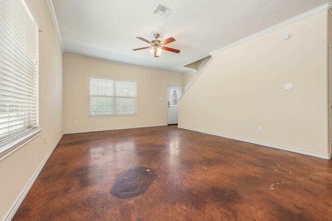 Building Photo - Available August 2026! 4 Bed, 3 Bath in Ho...