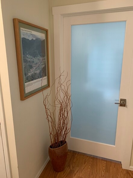 Direct Access to basement Apt From mad room - 6915 Yates St