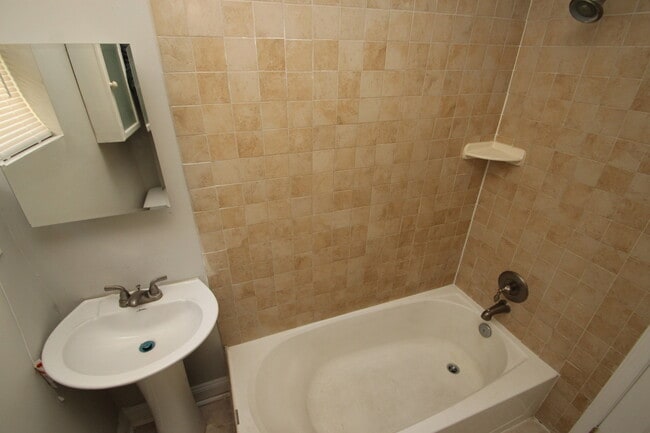 Building Photo - Updated & Lovely Harwood 3bd/1ba rowhome w...