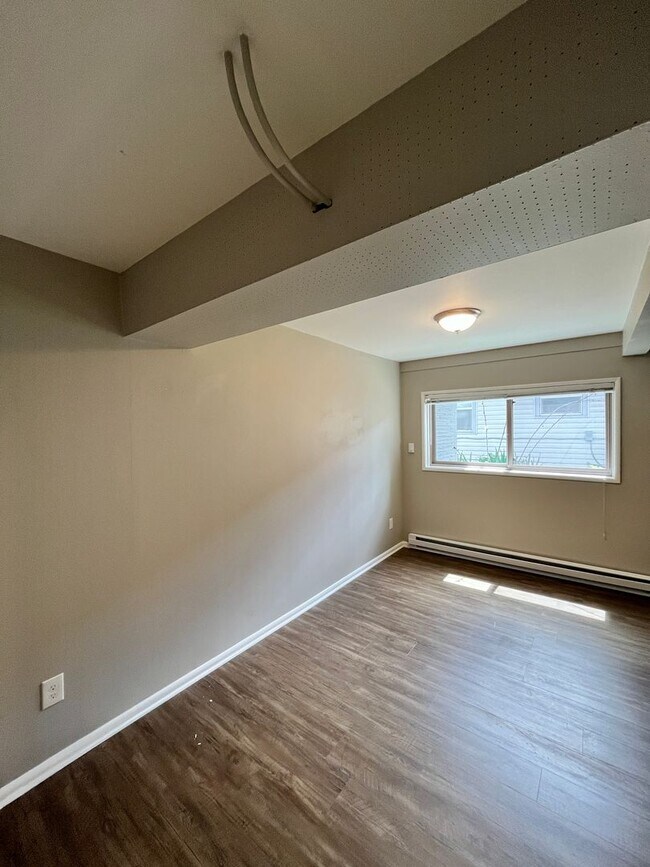 Building Photo - Stunning / Extra Large 1-Bedroom! Faux Hardwood Floors, Washer & Dryer, Stainless Appliances & Pe...