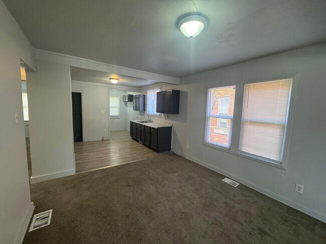 Building Photo - 15018 Pinehurst St