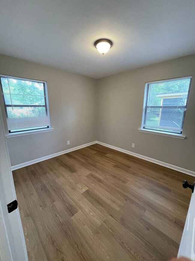 Building Photo - **4/2 Single Family home Available Now!!**