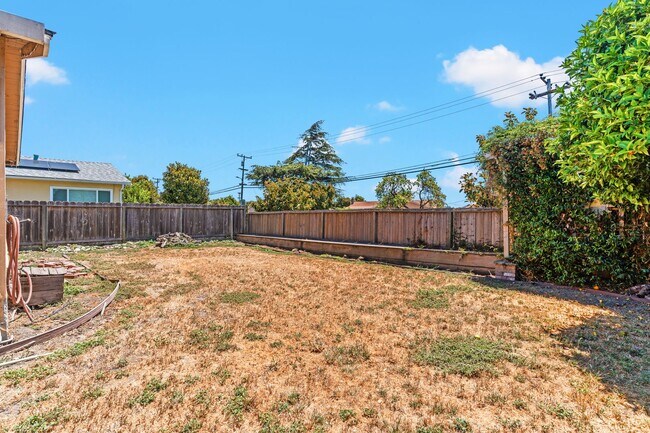 Building Photo - Charming Hayward Home with Modern Upgrades...