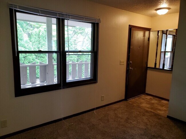 Building Photo - Two Bedroom Apartment with Fireplace!