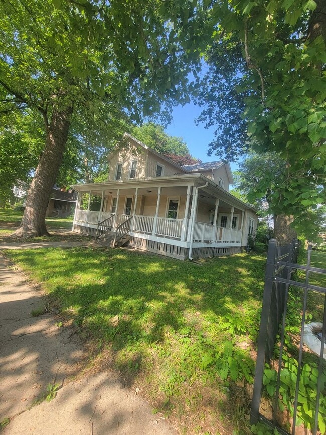 Primary Photo - 5 bedroom / 2 bathroom House in Peoria