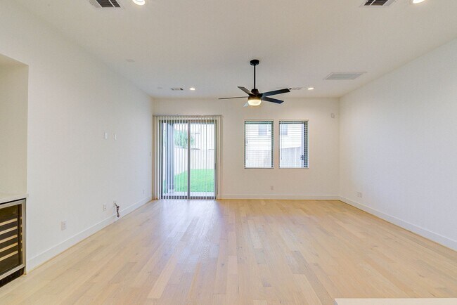 Building Photo - Modern luxury home in well established inn...