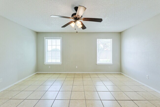 Building Photo - "Spacious 3-Bedroom Haven with 2 Full Baths – 1,592 Sq Ft with Lawn Care Included!"