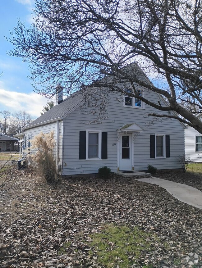 Building Photo - 4 Bedroom 1 Bath