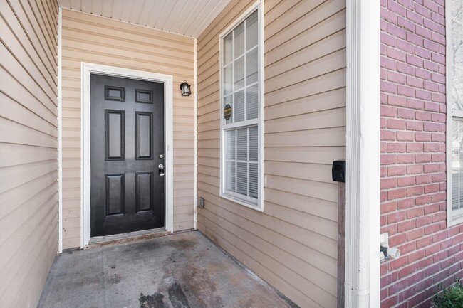 Building Photo - Beautiful Upgraded Townhome!